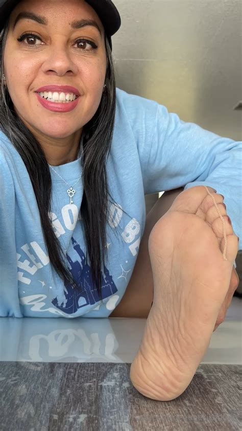 Teen Latina feet (u/LLatinagoddess)